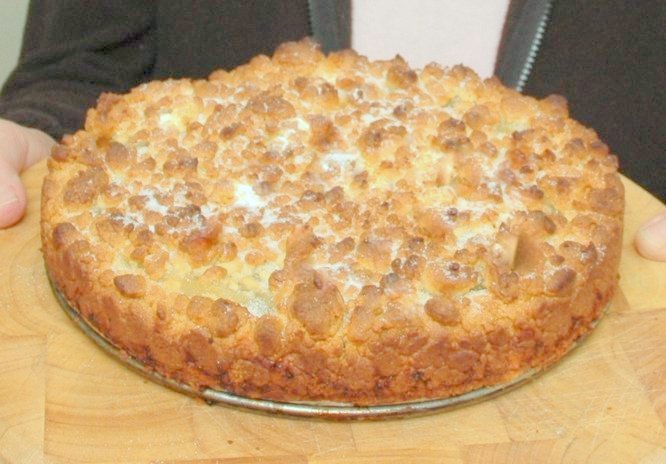 Krummeltorte, a crumb crust surrounding acooked apple filling 