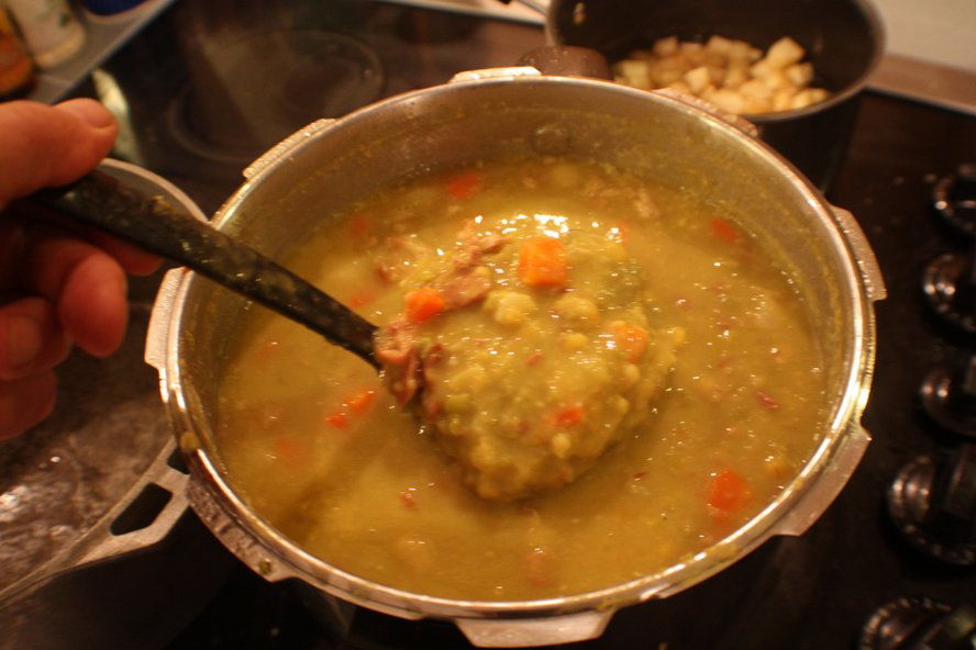 German Split Pea Soup with Frankfurter